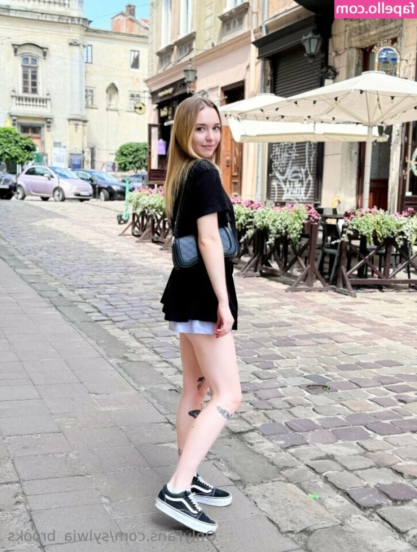 sylwia_brooks [ sylwia-brooks ] - Modest girl with soft skin and wet pussy wants you to play with her  