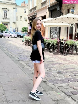 sylwia_brooks [ sylwia-brooks ] - Modest girl with soft skin and wet pussy wants you to play with her  