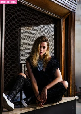 Ana De Armas [ ana-de-armas-1 ] - ‪Merry Christmas, Happy Holidays!! 🎄‬