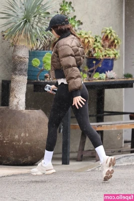 Ana De Armas [ ana-de-armas-1 ] - Ningún fetichista de zapatos usados?