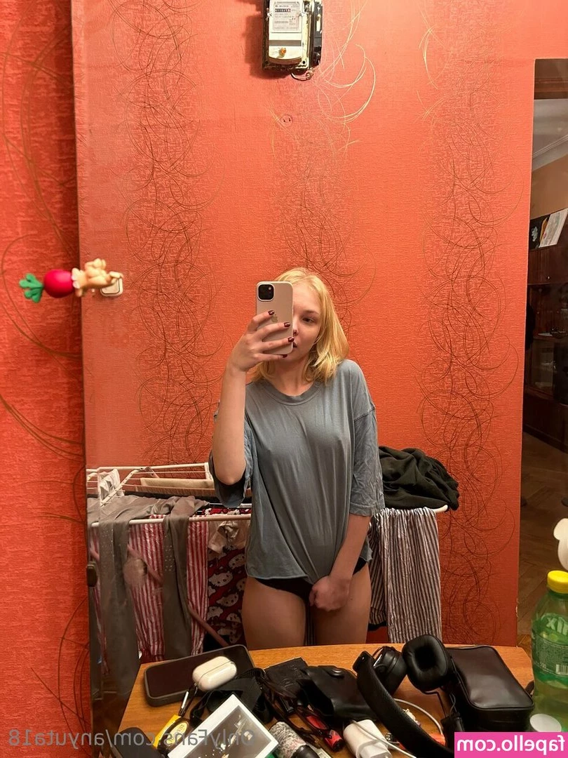 anyuta18 - Wet and horny, send help 🥺