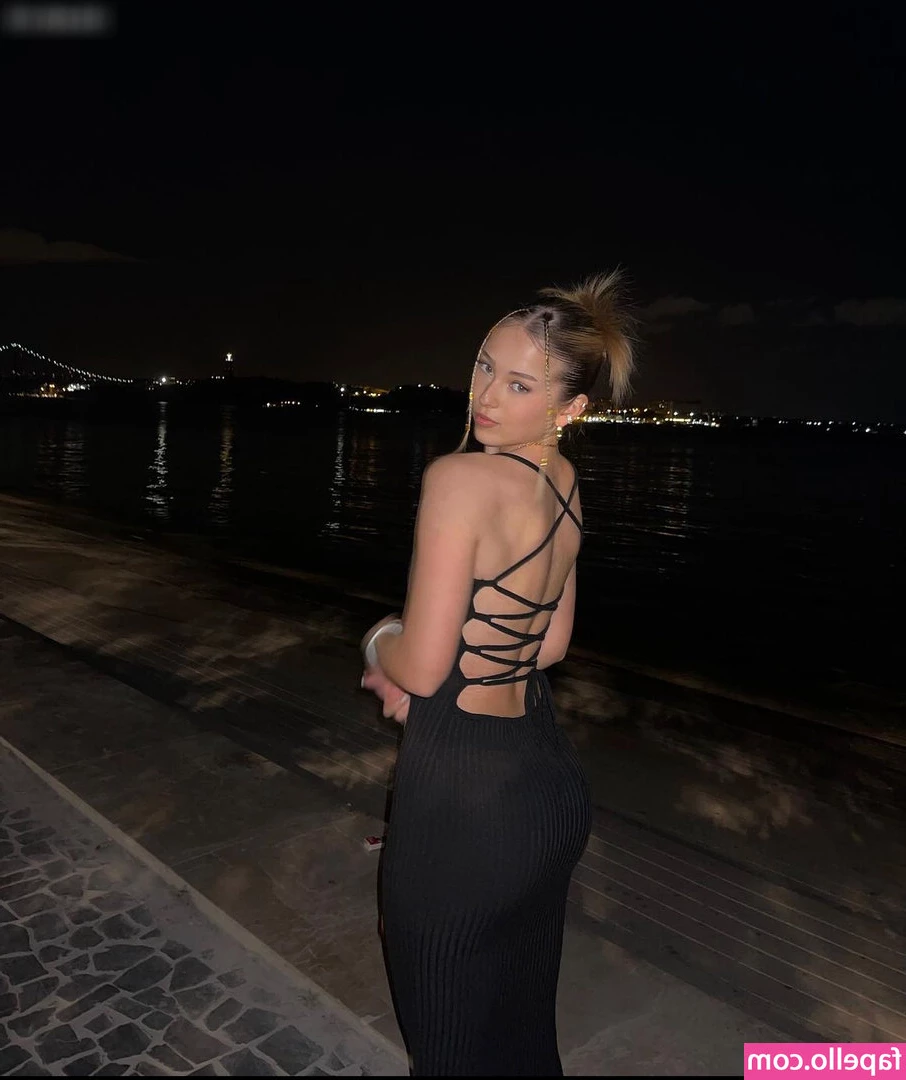 Jessica.stnr [ jessica-stnr ] - Lights off! Now watch me do some dancing🥰