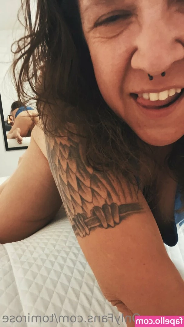 tomirose - I wanna show you what’s under my skirt