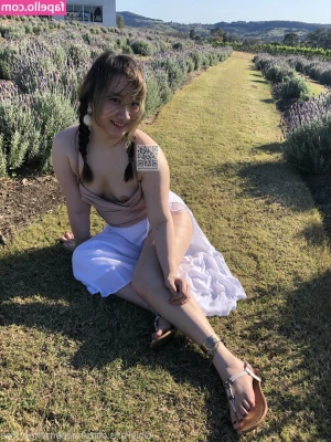 melissa_cho_chang_free [ melissa-cho-chang-free ] - I’m bored. Tell me what I should do to entertain myself? 😉😈