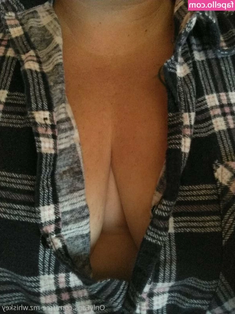 free-mz.whiskey [ free-mz-whiskey ] - would you fuck me in this restaurant baby?