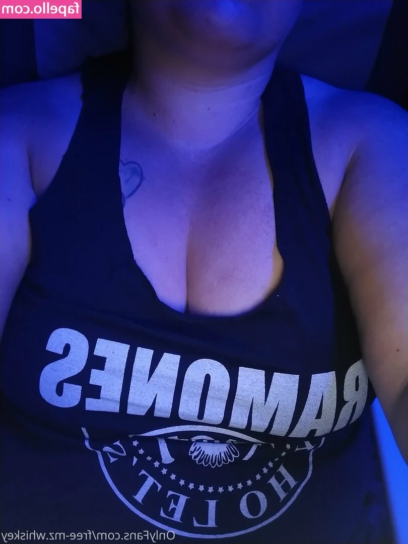 free-mz.whiskey [ free-mz-whiskey ] - cotton candy slut 💓🤭
