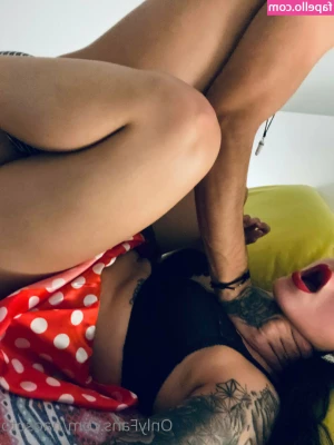 naomisotoo - Lewd sporty outfit video. Lying on the floor I grope my butt cheeks