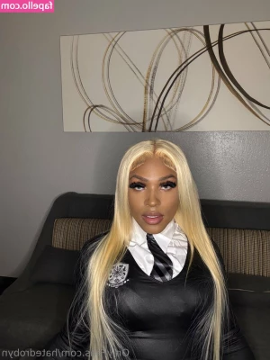 Hatedrobyn - This naughty girl wants have fun