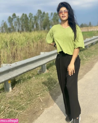 Alina Rai [ alina-rai ] - Could you guys please give this Subreddit a follow? I gave up on it