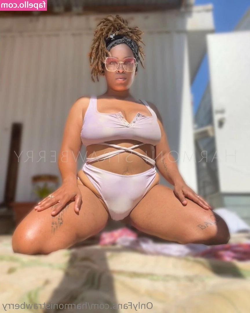harmonistrawberry - https://onlyfans.com/615418256/victoryaxo