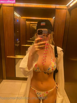 lottiemossof - how do you like this new nail color? 💅