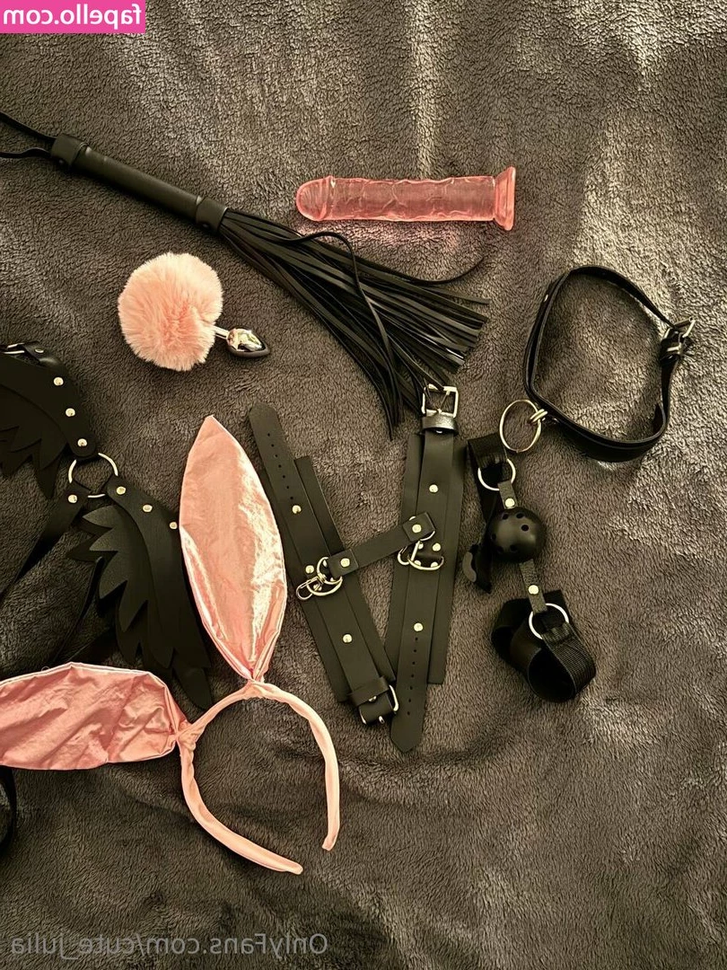 cute_julia [ cute-julia ] - What a beautiful day to have your Tits out   xx