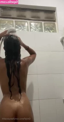 Laeyanah - More leggings booty pics - Part 2! Next post -> pants down ;P TIP