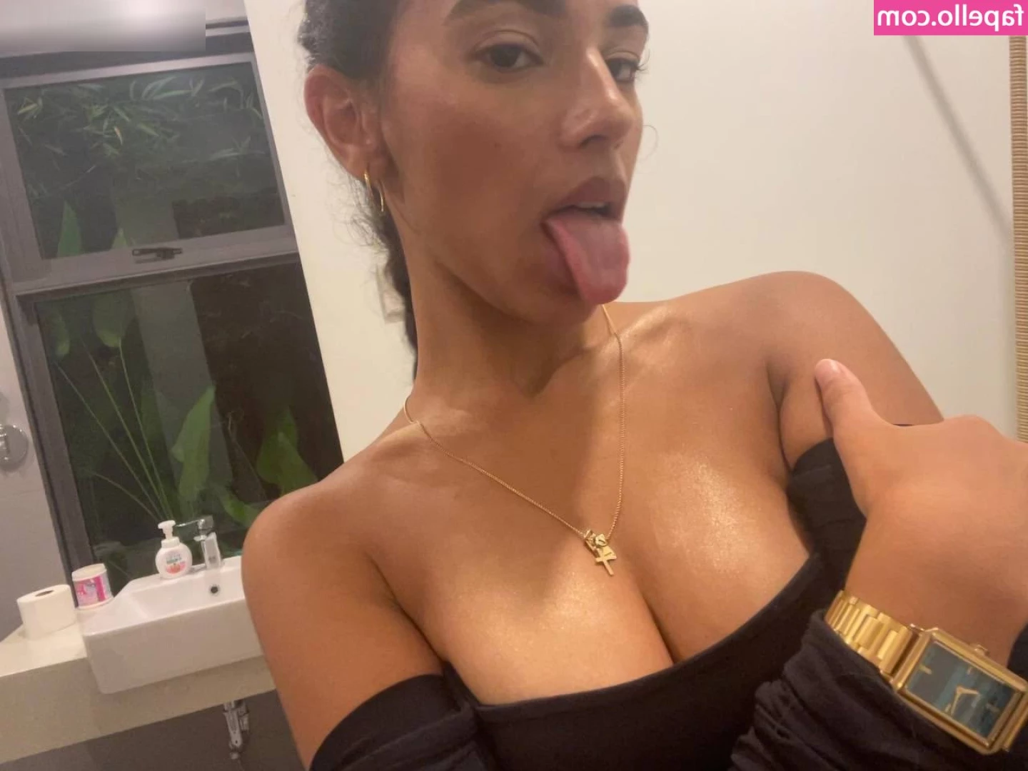 Laeyanah - Having no one to do outdoors makes me feeling naughty