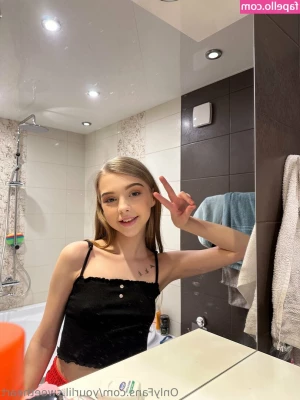 yourlil.sweetheart [ yourlil-sweetheart ] - Showing off my pussy and my flexibility