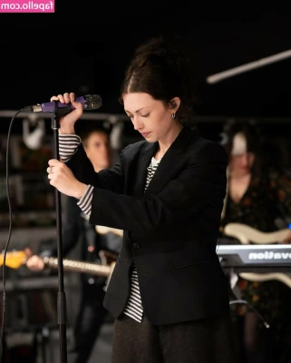 Violet Grohl [ violet-grohl ] - it’s nice and warm in there 🥰