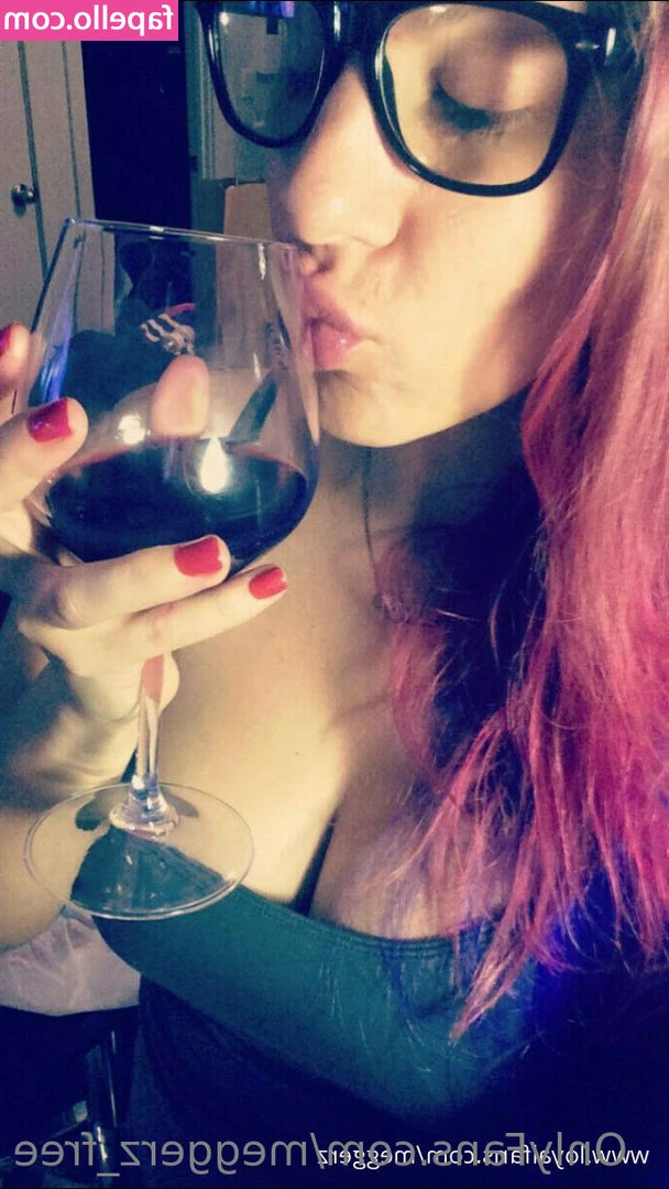 meggerz_free [ meggerz-free ] - Baddie with a bong