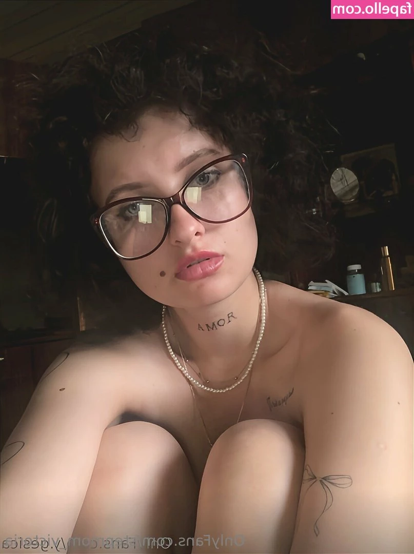 stepmom_victoria [ stepmom-victoria ] - Sending you over a xxx bundle now 🎱😈