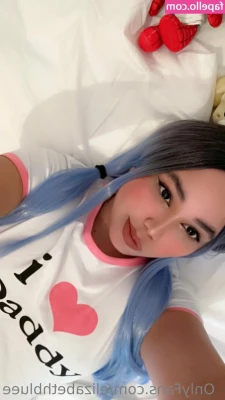 elizabethbluee - Glasses Cutie On The Sofaa 🥵💋