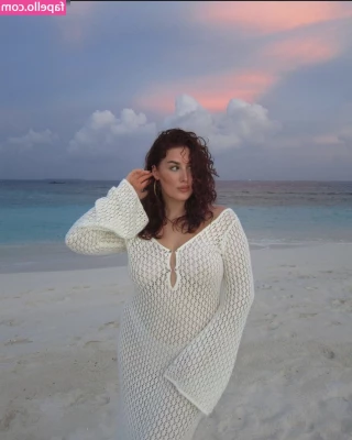 Emilia Baumgart [ emilia-baumgart ] - Sun  amp  pool