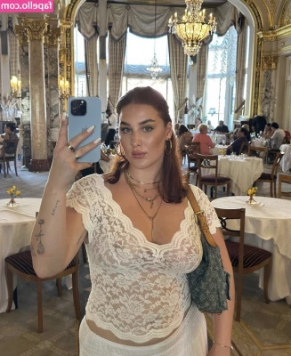 Emilia Baumgart [ emilia-baumgart ] - Come and worship my feet