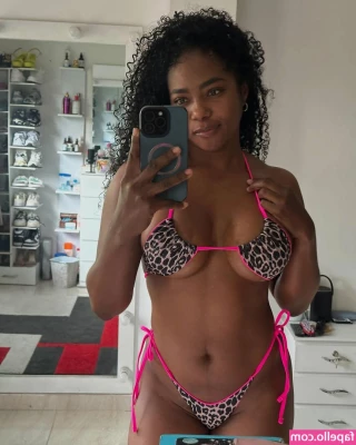 Johanna Murillo [ johanna-murillo ] - Con las piernas abiertas todo se aprecia mejor