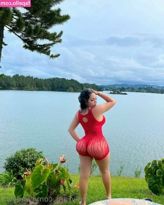 candyw1 - Have you seen what happens when you smack the booty of a girl with