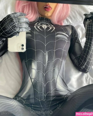 sophiemiler - going live at 9pm est😈