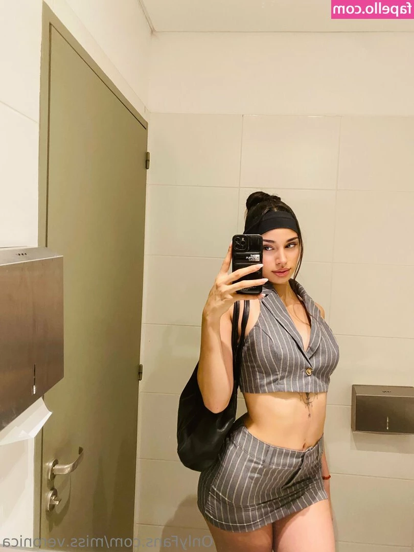 Miss.veronica [ miss-veronica ] - Taking pics for daddy like 🥰
