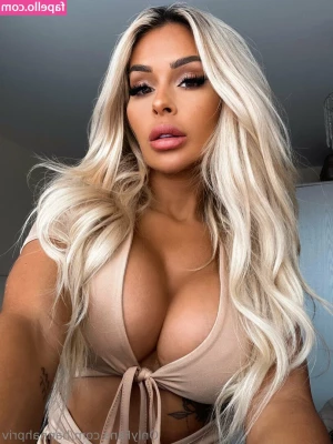 hannahpriv - Daddy’s working with me on being able to take his huge cock in my