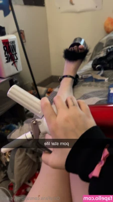 apologygirlxx - Sneaking away from class to take dirty pics for u