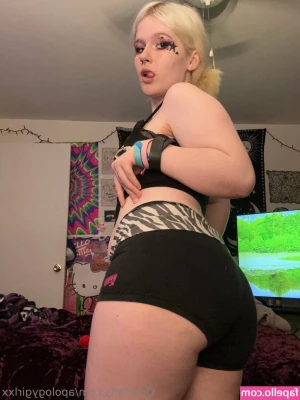 apologygirlxx - Queen s pussy  ass and feet