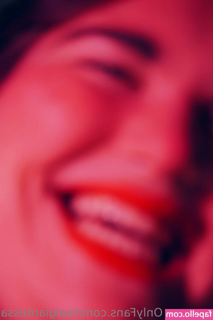 realgiantessa - Just doin naughty birthday snaps