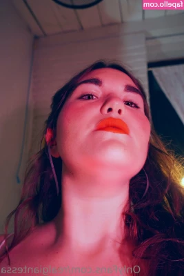 realgiantessa - Aiaiaiiaia Que delícia    Socando tudo na minha bucetinha  