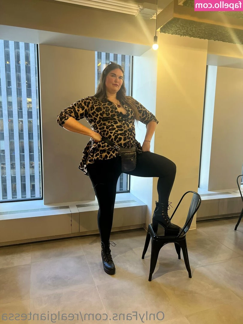 realgiantessa - Pre morning run 🏃‍♀️   I can run 1 mile no problem but I