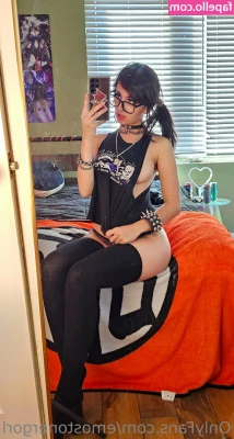 Emostonergorl - titty temptation  𖤐