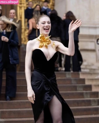 Hunter Schafer [ hunter-schafer ] - wants to show you my tight pussy in action  TIP   8 to get it