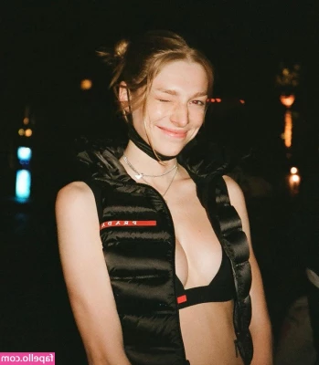 Hunter Schafer [ hunter-schafer ] - Aquí pensando que hacer