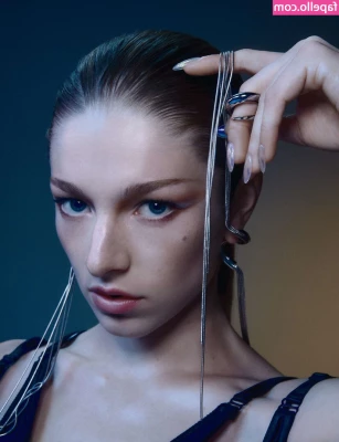 Hunter Schafer [ hunter-schafer ] - Playful  bad girl  come peek inside