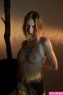 Hunter Schafer [ hunter-schafer ] - You ve got a fetish for My legs in stockings  and I ve got a fetish