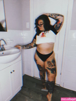 Stepstool Sarah [ stepstool-sarah ] - Imma play with my fat cock and smoke this blunt