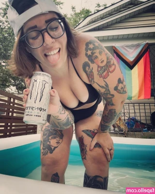 Stepstool Sarah [ stepstool-sarah ] - Realistically speaking... can I get any hotter? 😜