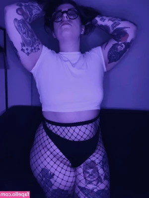Stepstool Sarah [ stepstool-sarah ] - My booty and bare feet