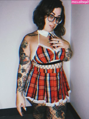 Stepstool Sarah [ stepstool-sarah ] - trick or treat ?!😈