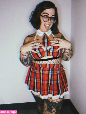 Stepstool Sarah [ stepstool-sarah ] - Wanna see me soak my sheets? I'm a squirter.. but she was a little