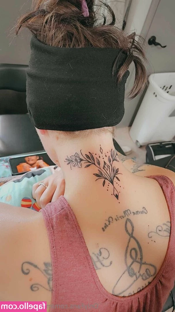 mommybabe17 - Hi boy  call me Mommy and behave properly   you ll serve this ass