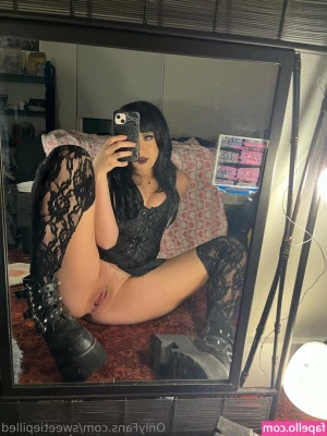 sweetiepilled - Who likes thick thighs  bummingit