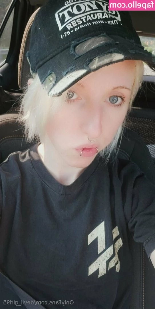 devil_girl95 [ devil-girl95 ] - A little bit of silliness
