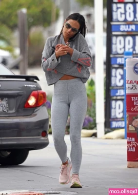 Jordana Brewster - Don't you just love the way this looks on me?