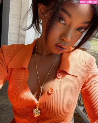 tatyannafortson - Sooo damn hot out today  can you scrub my back